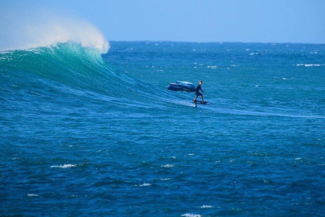 Качественные фото wingfoil. Волны на воде. Ледяная волна. Картинки septianba. Leap in.